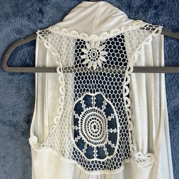 Body Central - Draped Sleevless Open Front Cardigan 

This is a fun and flirty! - Picture 3 of 3